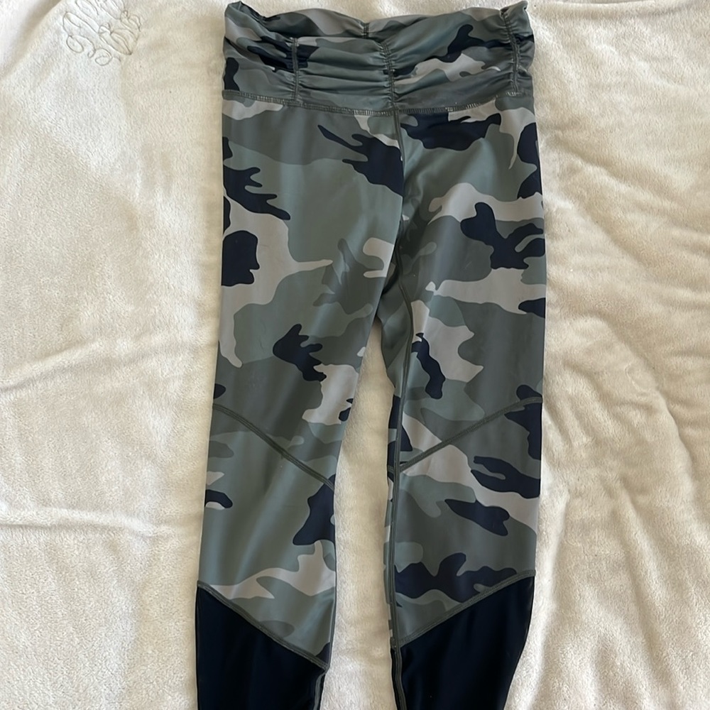Carbon 38 workout camo leggings